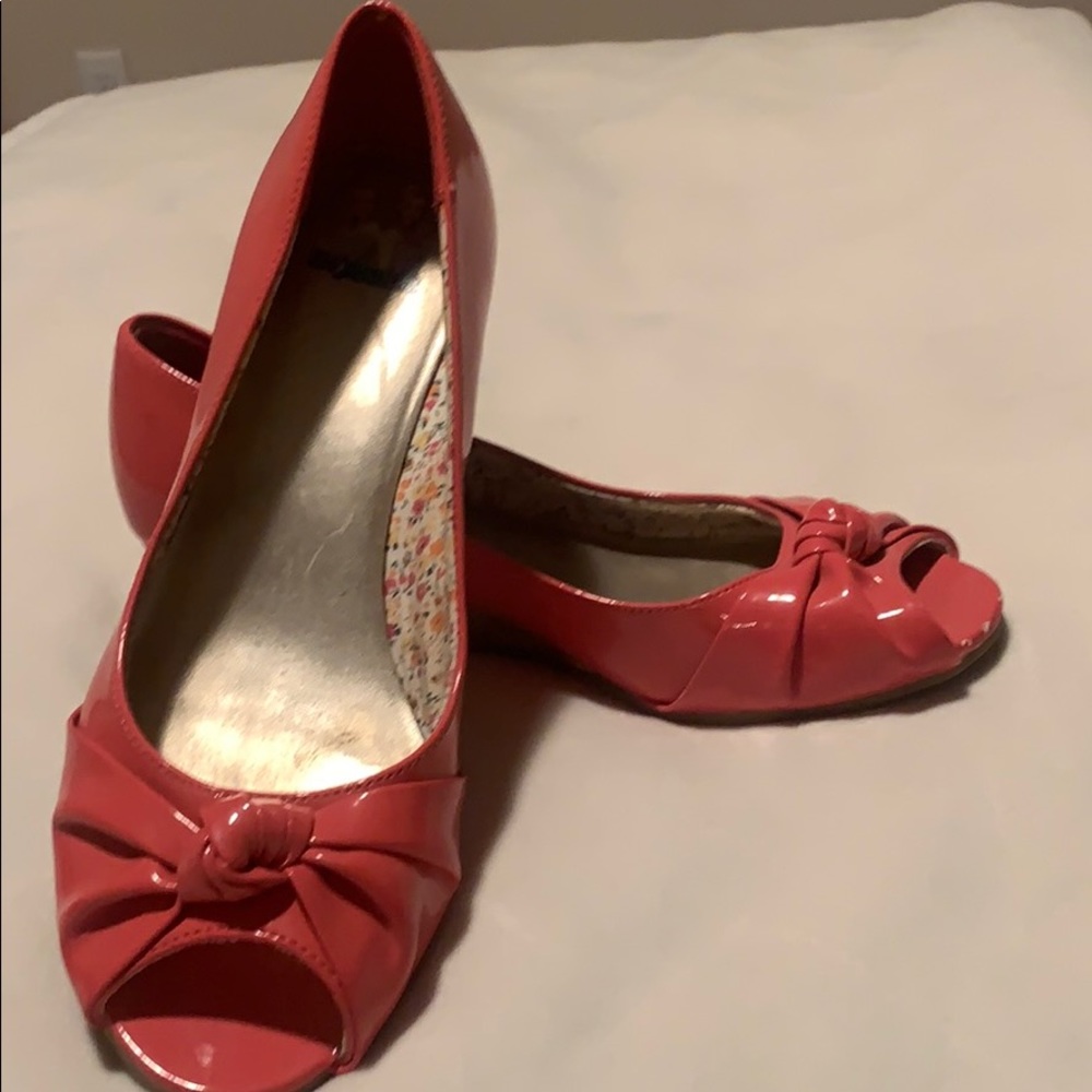 Liv & Maddie pink open toed wedges